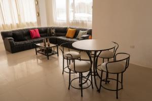 テナにあるRinaKawsay - ViveViajando HERMOSO Penthouse completamente amoblado en TENAのリビングルーム(テーブル、椅子、ソファ付)