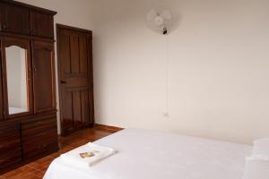 Schlafzimmer mit einem Bett und einem Holzschrank in der Unterkunft RinaKawsay - ViveViajando HERMOSO Penthouse completamente amoblado en TENA in Tena
