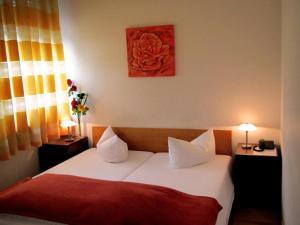 Ένα ή περισσότερα κρεβάτια σε δωμάτιο στο Hotel Deutscher Hof