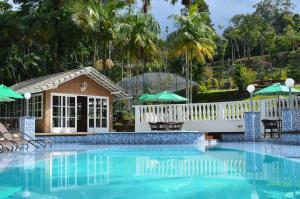 uma piscina num resort com guarda-sóis em Pousada Terê Parque em Teresópolis