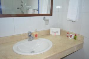 Ένα μπάνιο στο Basic Hotel Centenario by Hoteles MS