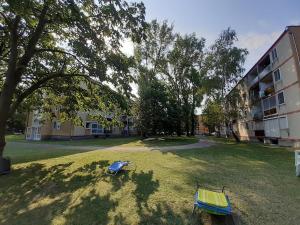 Vonkajšia záhrada v ubytovaní Vízparti gyermekbarát teljesen felújított Apartman, őrzött, saját strand, parkoló, étterem