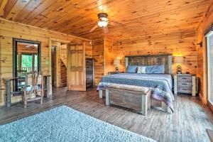 Un dormitorio con una cama en una cabaña de troncos en Gatlinburg Cabin with Home Theater and Hot Tub!, en Gatlinburg