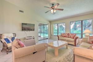 ein Wohnzimmer mit Sofas und einem Deckenventilator in der Unterkunft Sunny Sarasota Villa with Lanai Less Than 5 Mi to Beach in Sarasota