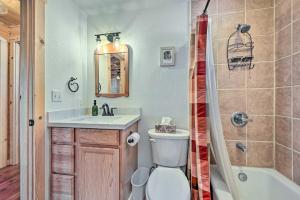Ένα μπάνιο στο Deck and Mogollon Rim Views Secluded Payson Cabin +16 φωτογραφίες