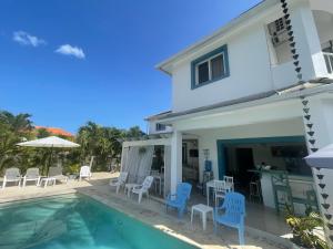 uma villa com uma piscina e uma casa em B&B Villa Luna em Bayahibe