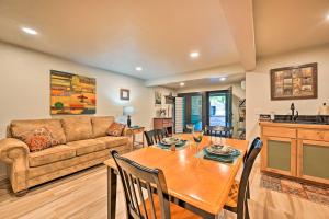 CornvilleGuest Suite with Patio in Arizona Wine Country的带桌子和沙发的客厅 更多21张照片