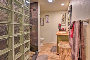 CornvilleGuest Suite with Patio in Arizona Wine Country的浴室设有玻璃墙淋浴和卫生间。