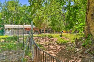 Guest Suite with Patio in Arizona Wine Country外面的花园