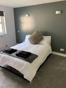 um quarto com uma cama com toalhas pretas em Stylish apartment in the heart of Inverness em Inverness