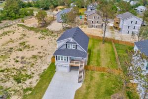 eine Luftaufnahme eines Hauses mit Garten in der Unterkunft Beachy Dunes OBX KDH128 in Kill Devil Hills