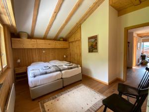 Cama ou camas em um quarto em Verbier Sunny apt, fabulous view & balcony, sleeps 8