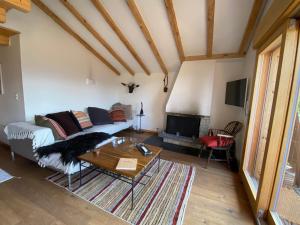 TV a/nebo společenská místnost v ubytování Verbier Sunny apt, fabulous view & balcony, sleeps 8