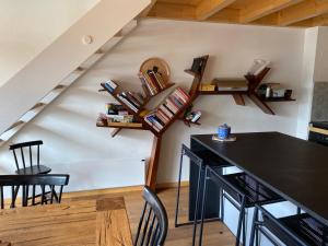 Knihovna v apartmánu + 9 fotografií