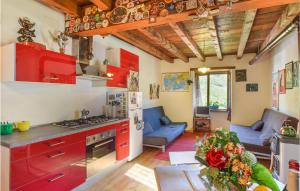 uma cozinha com armários vermelhos e uma sala de estar em Stunning Home In Pezzoro With House A Mountain View em Lavone