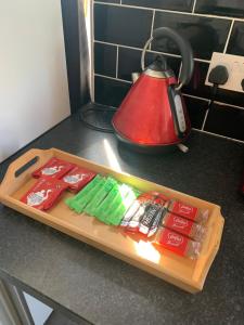 uma bandeja de utensílios num balcão de cozinha com uma chaleira de chá em Stylish apartment in the heart of Inverness em Inverness