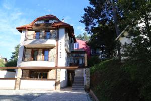 un edificio blanco con una escalera delante en Villa Ema en Panichishte