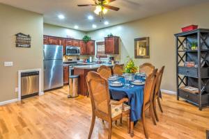 cocina y comedor con mesa y sillas en Country Cottage Less Than 3 Mi to Dale Hollow Lake!, en Byrdstown