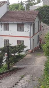 a white house with a tree in front of it at DOMUS SERAFINA - Pennapiedimonte Chieti in Pennapiedimonte