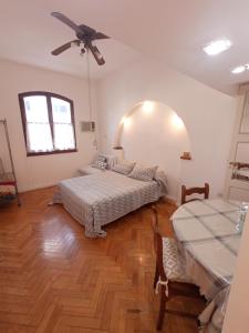 sypialnia z 2 łóżkami i wentylatorem sufitowym w obiekcie Spring Box Flat Las Cañitas w BuenosAires