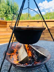 ein Topf über einem Feuer in einem Grill in der Unterkunft Víkendový dom - Divín in Divín