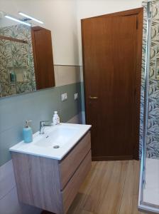 bagno con lavandino, specchio e doccia di Casa Mimosa Holiday Room a Sperlonga