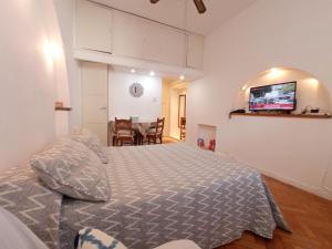 a bedroom with a bed and a tv on the wall at Spring Box Flat Las Cañitas in Buenos Aires