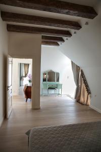 Janus Vila Karkleje في كاركلي: غرفة نوم مع سرير وغرفة معيشة