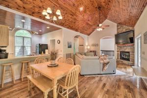 cocina y sala de estar con mesa y sofá en Blue Ridge Mountain Sanctuary with Pond and Views!, en Banner Elk