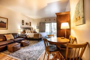 una camera d'albergo con letto, tavolo e divano di Prospector Square by White Pines a Park City