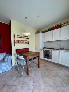 een keuken met een tafel en stoelen in een kamer bij Sweet Sunset Lazise in Lazise