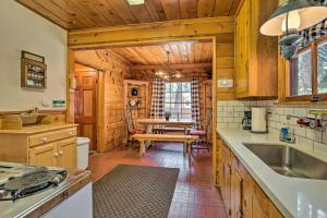 Kjøkken eller kjøkkenkrok på Big Bear Lake Cabin with Grill, 4 Mi to Slopes!