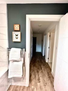 Habitación con pasillo con espejo y toallas. en Windsor, LEGOLAND, Ascot & Windsor RACECOURSE sleeps 3, en Windsor