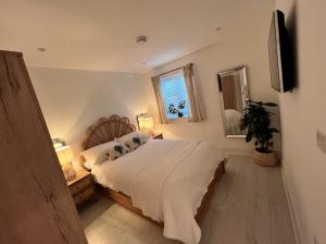 a bedroom with a bed and two lamps and a mirror at Windsor, LEGOLAND, Ascot & Windsor RACECOURSE sleeps 3 in Windsor