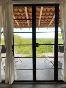 eine offene Glastür mit Blick auf eine Terrasse in der Unterkunft Wayuu in Popoyo