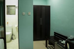 La salle de bains est pourvue de toilettes et d'une armoire noire. dans l'établissement PeaconWood Boutique Villa, à Palatswe