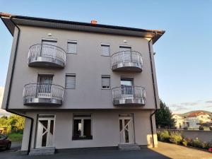 een gebouw met balkons aan de zijkant bij Apartman Sali in Bihać