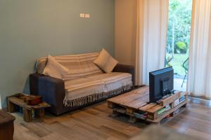 プエルト・ビエホにあるSibö Houseのソファとテレビのあるリビングルーム