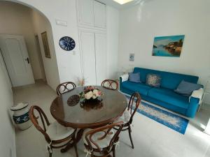 A seating area at Positanobay