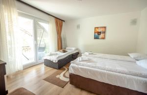 Apartman MirA في سراييفو: غرفة نوم بها سريرين ونافذة