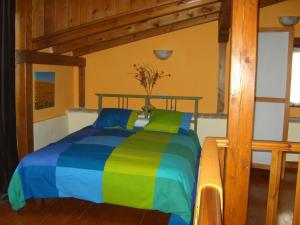 A bed or beds in a room at La casita de las flores