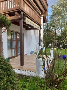 斯塔費爾湖畔穆爾瑙的住宿－Ferienwohnung Dana，庭院中带凉棚的木甲板