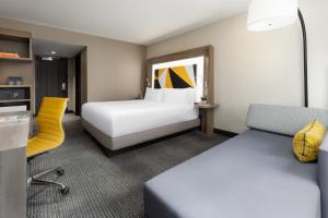 Giường trong phòng chung tại M Social Hotel Times Square New York