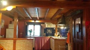 A kitchen or kitchenette at La casita de las flores