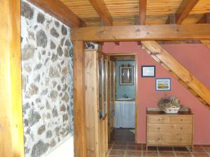 un pasillo en una casa con una pared de piedra en La casita de las flores, en Monte Miravalles