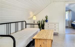 Ένα ή περισσότερα κρεβάτια σε δωμάτιο στο 1 Bedroom Cozy Apartment In Gullspång