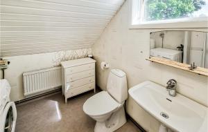 Ένα μπάνιο στο 1 Bedroom Cozy Apartment In Gullspång