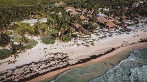 una vista aérea de la playa en un complejo en Orchid Beach House Adults Only, en Tulum