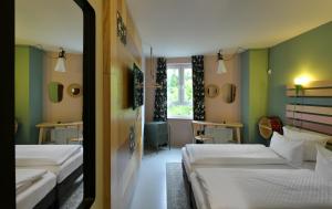 two beds in a room with green walls at Hotel BIRGIT Berlin Mitte in Berlin
