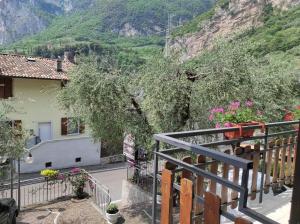 un balcón de una casa con vistas a la montaña en Albergo Stella D'Italia, en Tenno